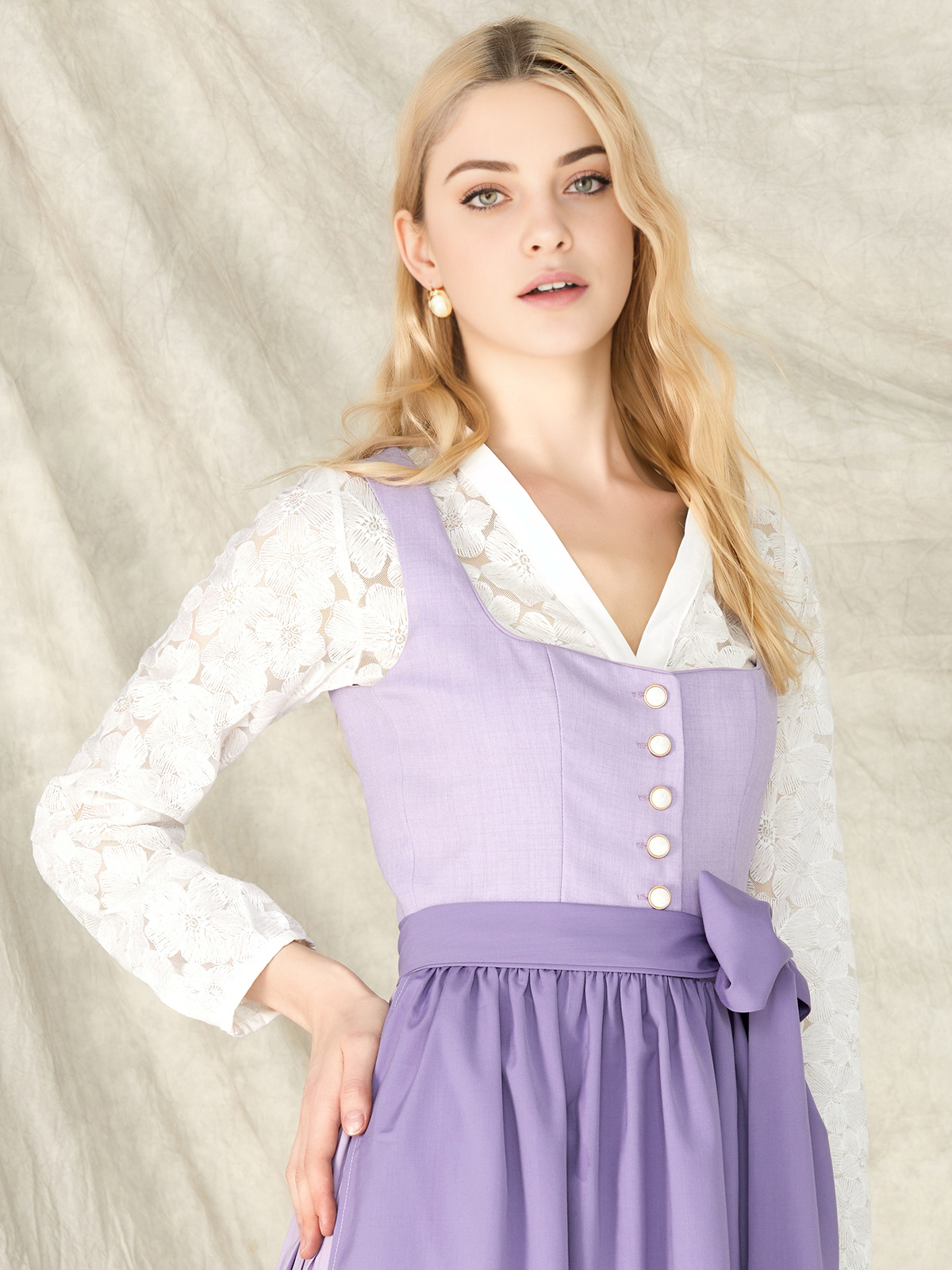 Modernes Dirndl in Lila
