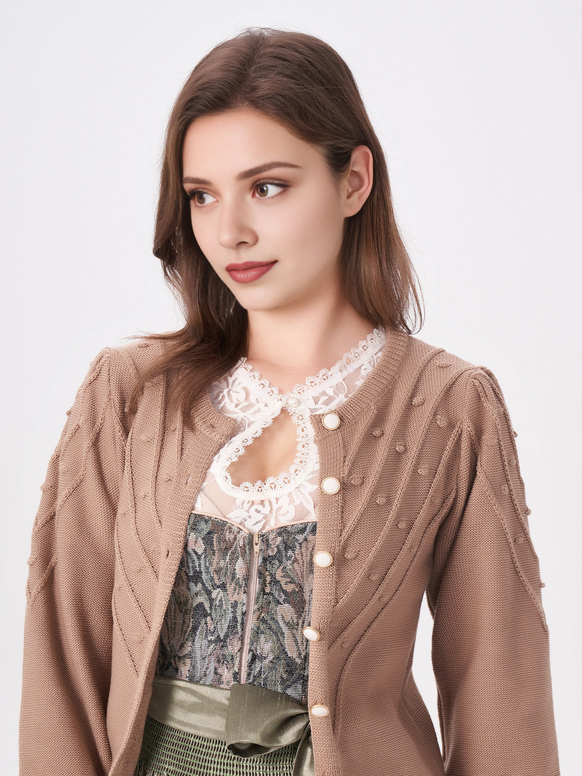 Ein klassisches braunes Dirndl mit weißer Bluse und passenden Accessoires