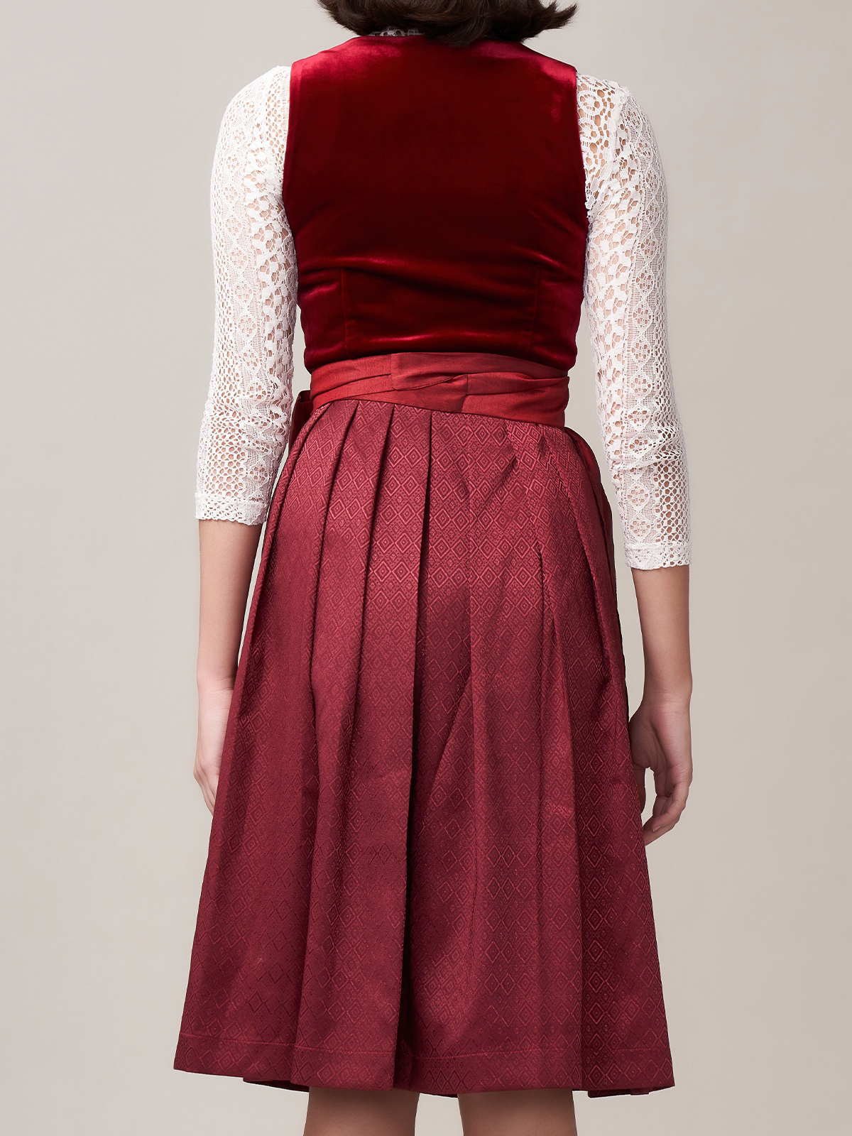 Modernes Dirndl in Rot mit urbanem Chic