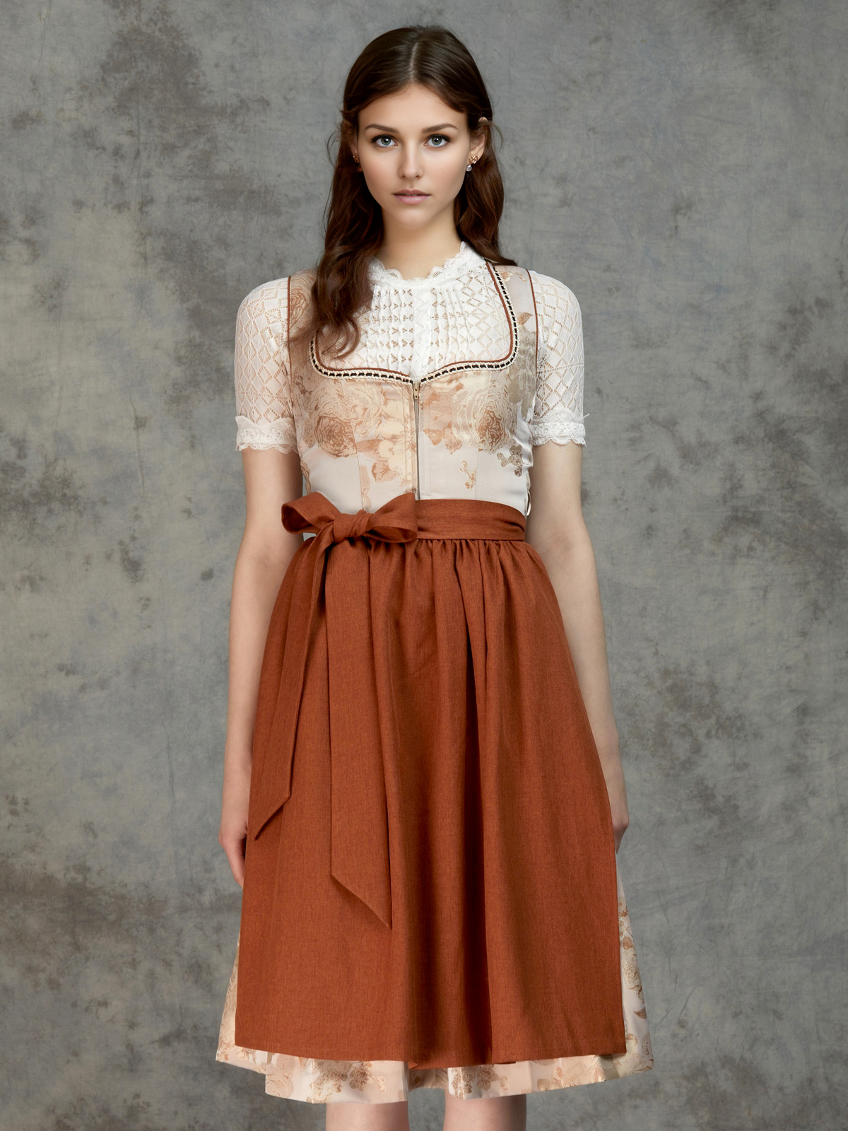 Ein braunes Dirndl Mini mit traditioneller Stickerei