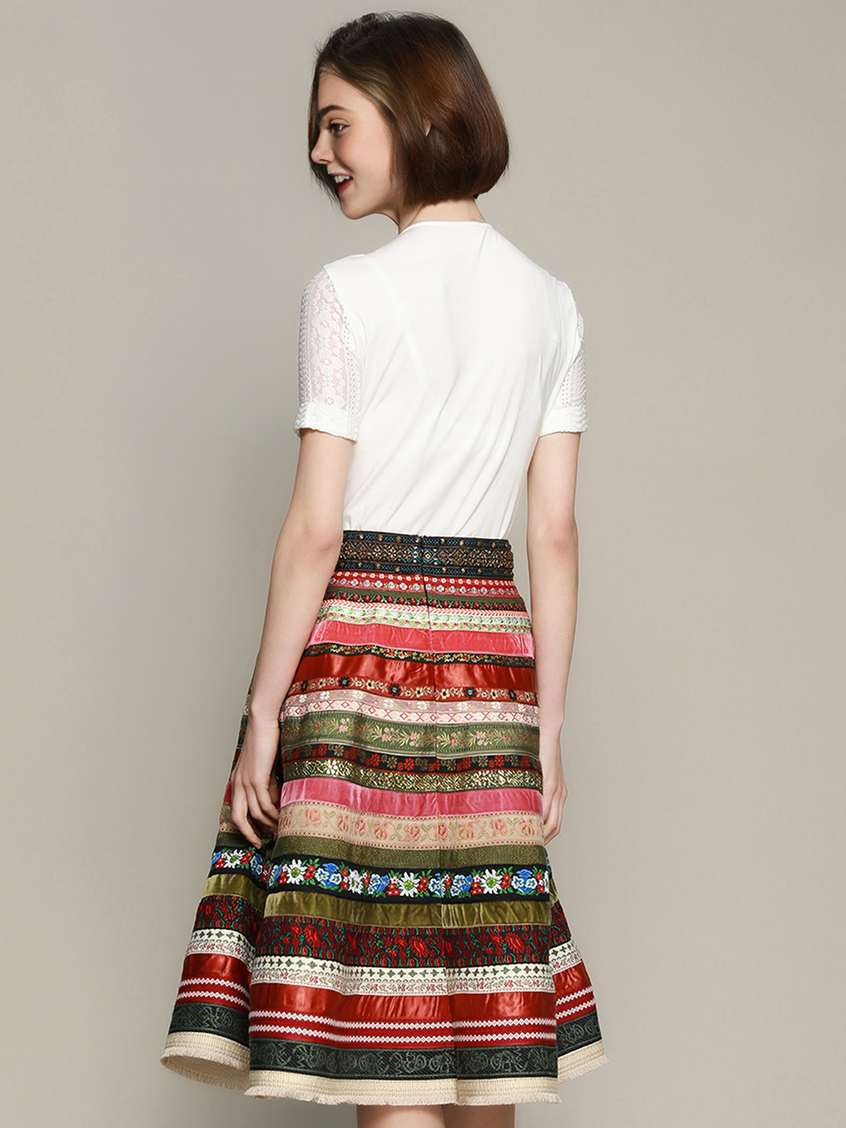 Moderne Dirndl-Kombination für den urbanen Look