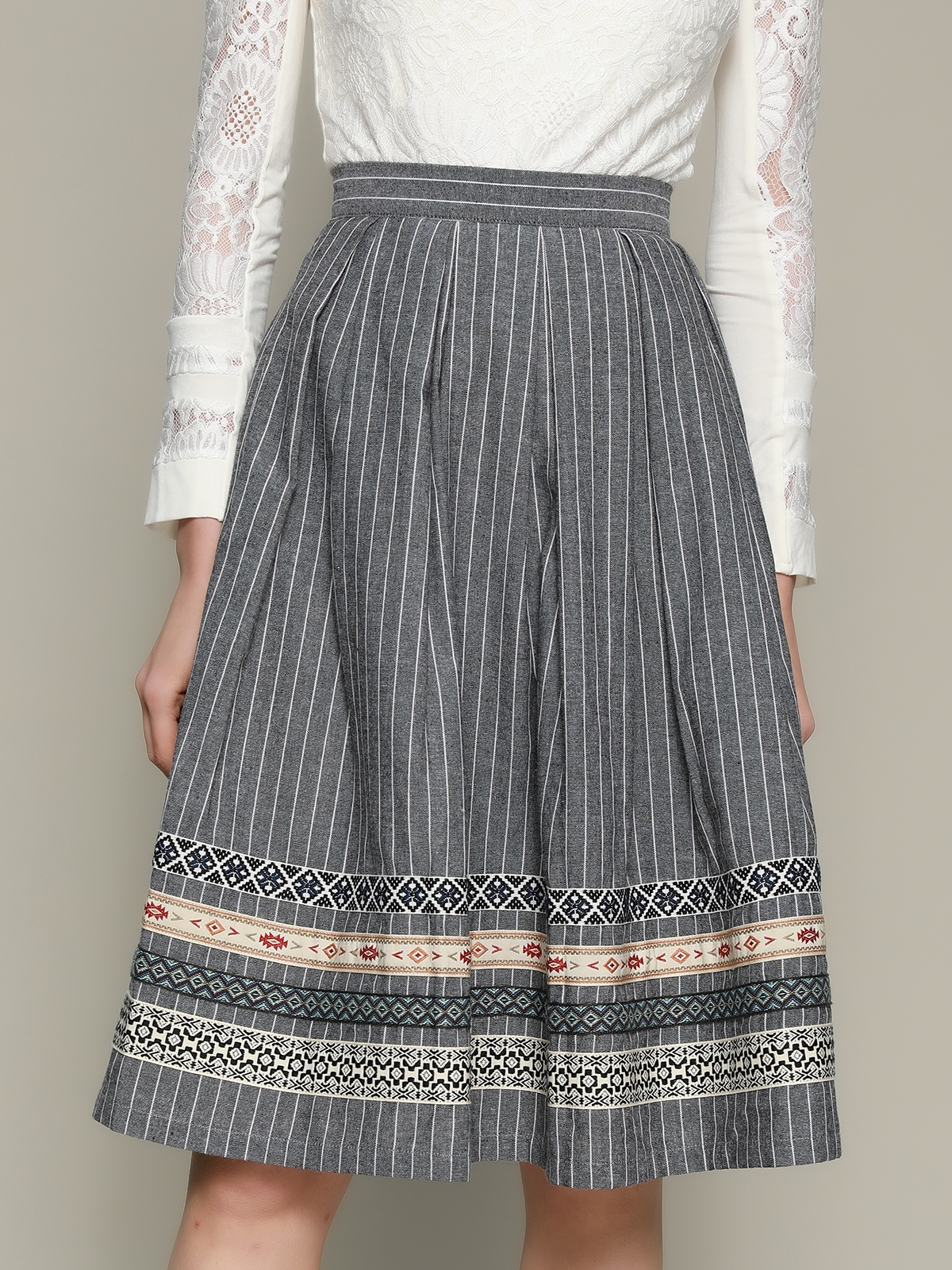 Dirndl mit großem Ausschnitt in Grau