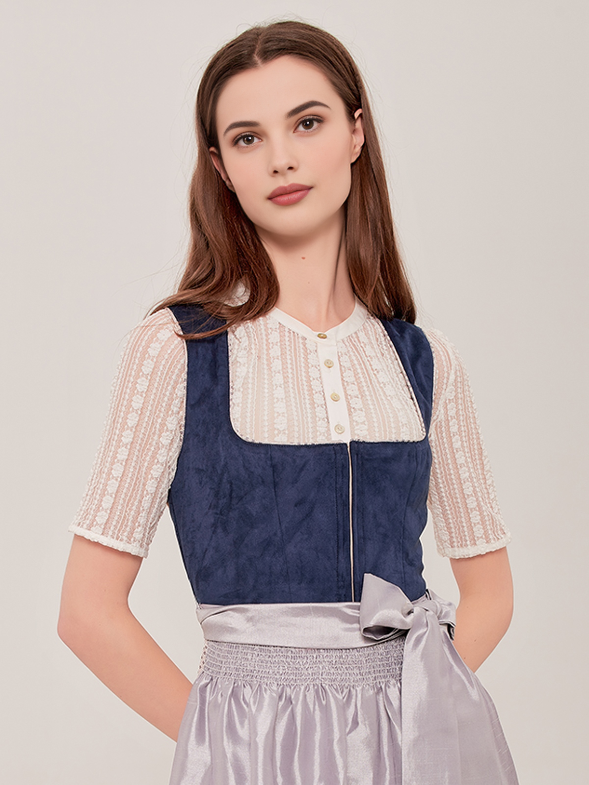Modernes Dirndl in Hellblau