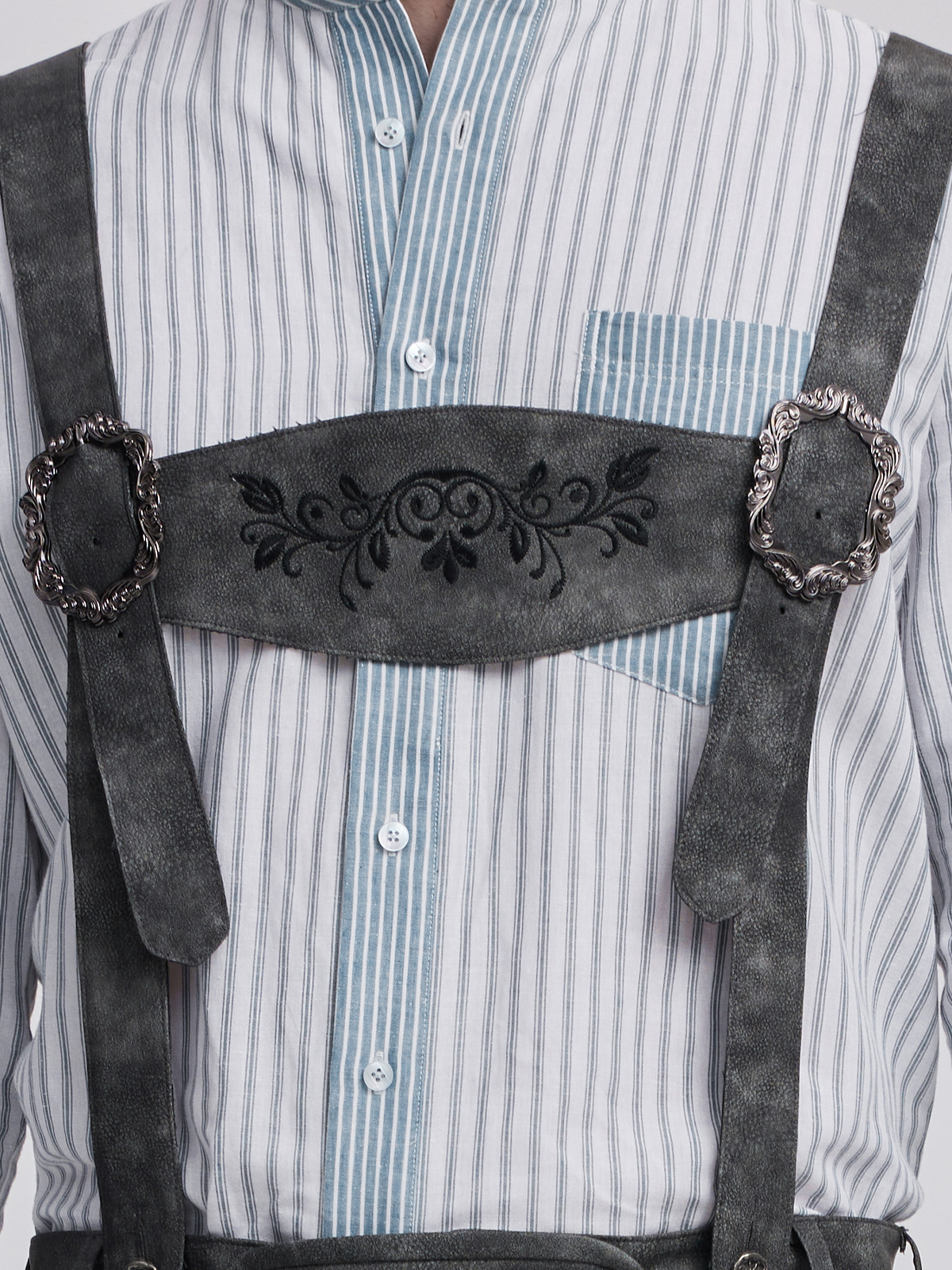 Dirndl mit grauen Lederhosen – ein moderner Look