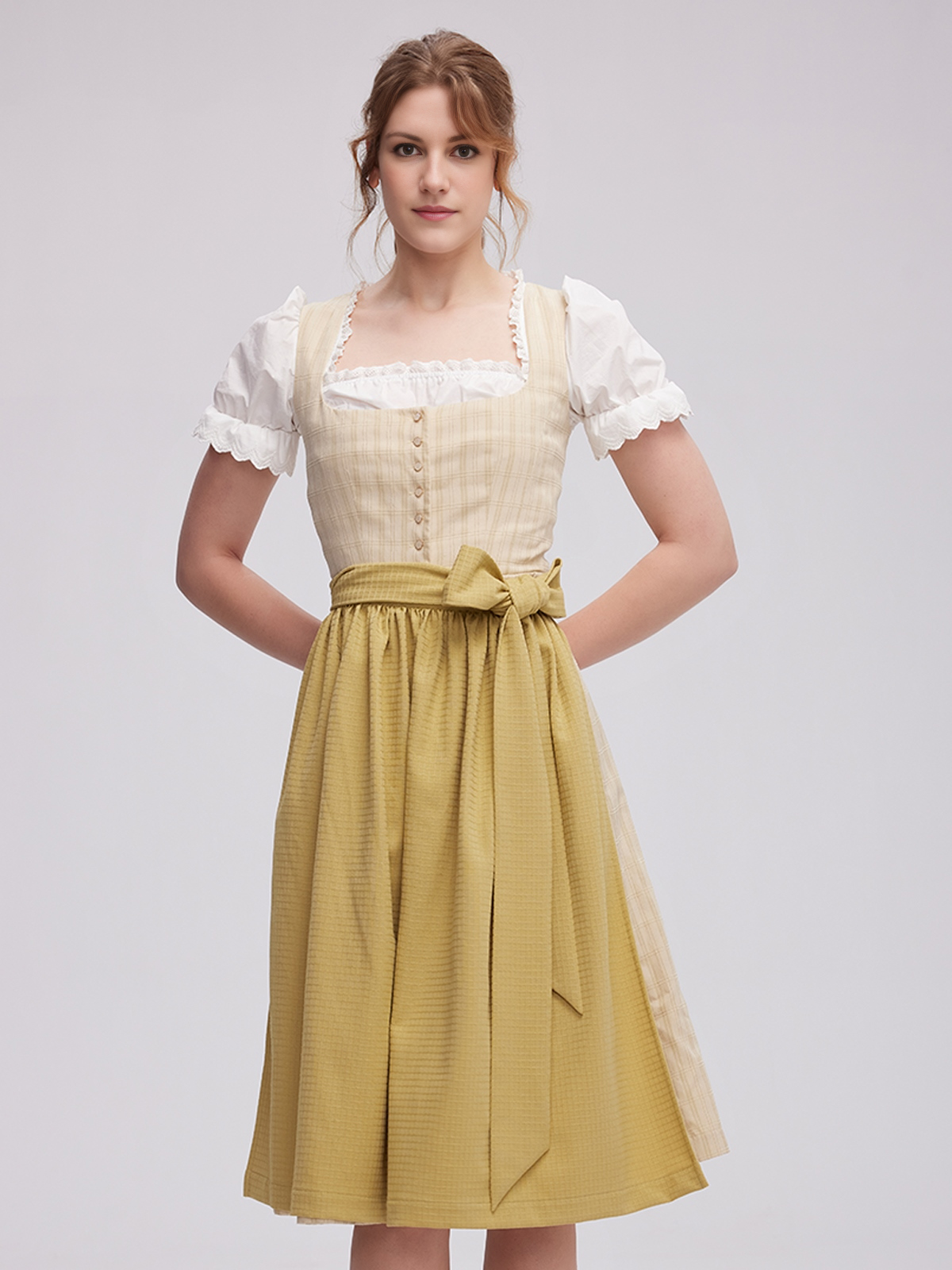 Ein elegantes grünes Dirndl mit floralen Details