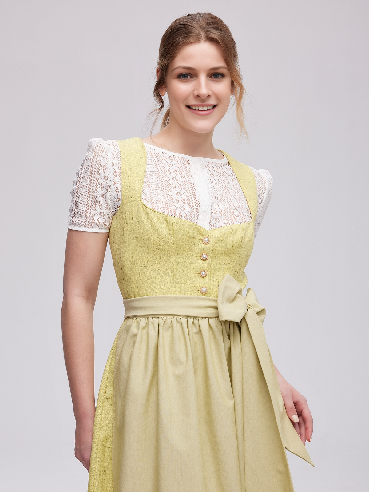 Dirndl in Gelb mit perfekter Accessoire-Kombination