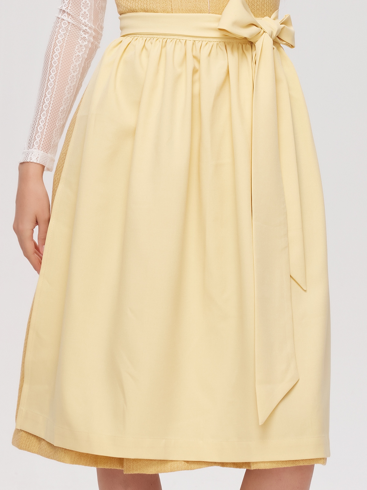 Modernes gelbes Dirndl mit figurbetonter Silhouette