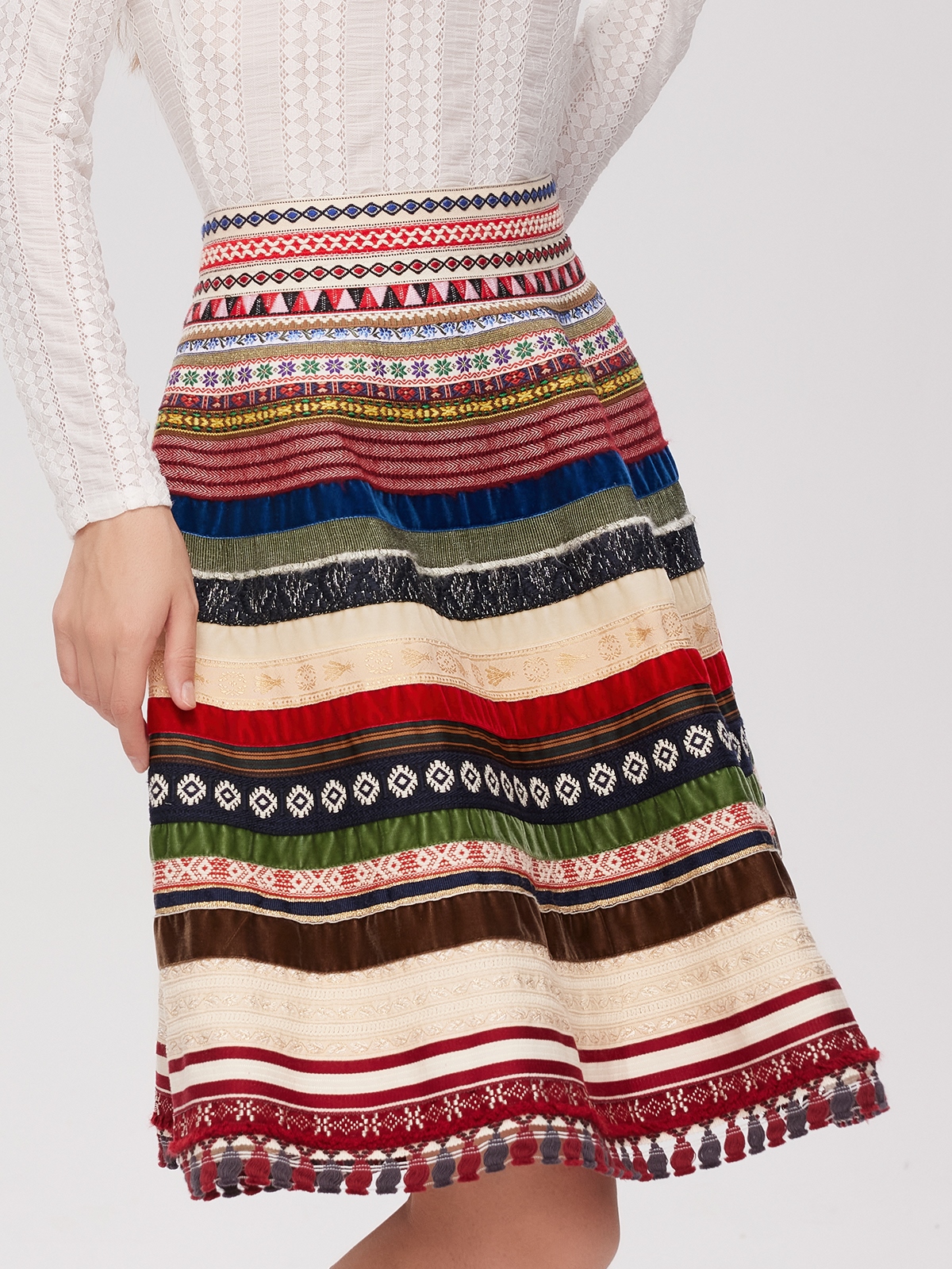 Modernes Dirndl in Rot mit schmaler Taille und kurzem Rock