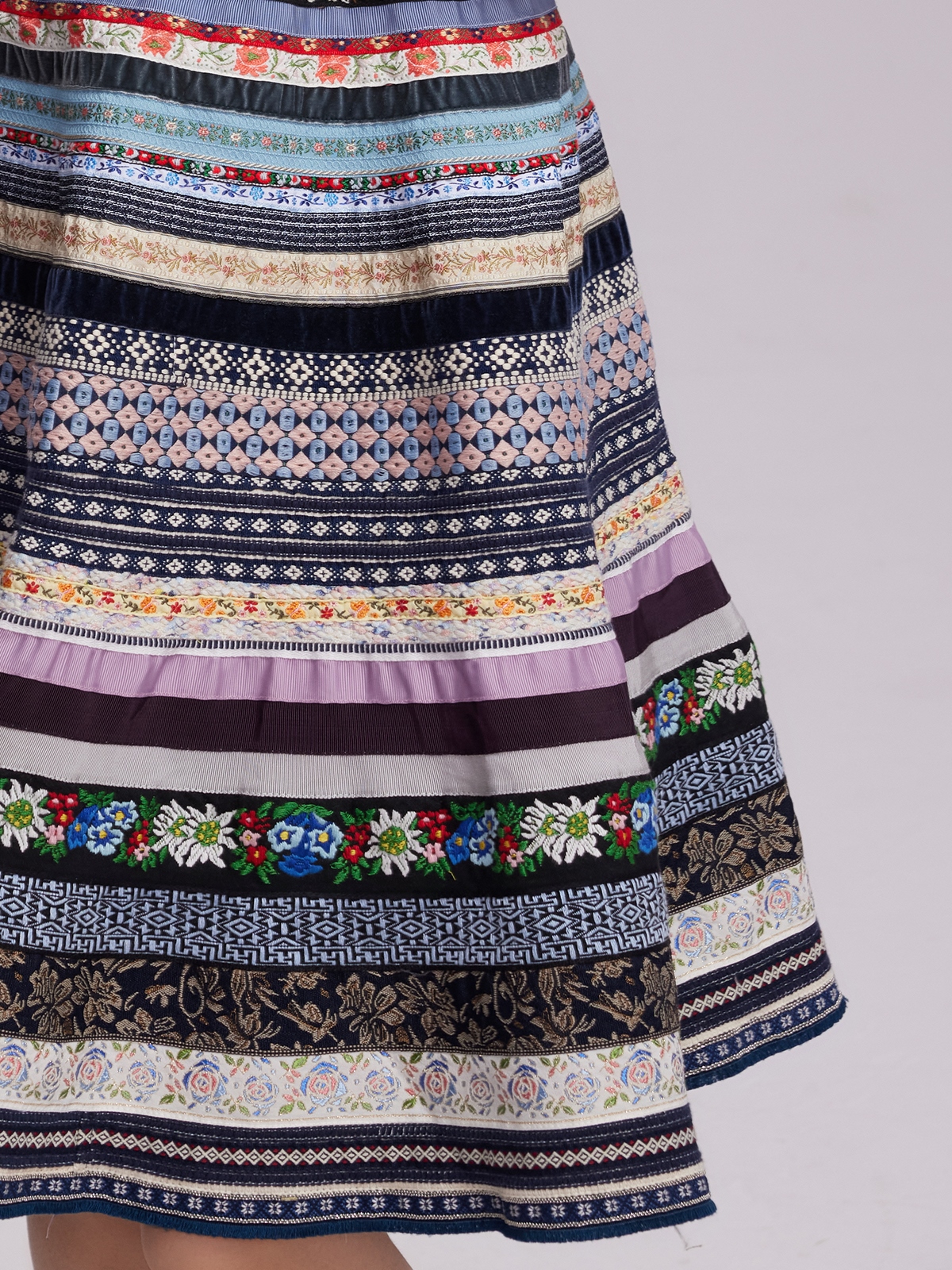 Modernes Dirndl in Blau – perfekt für urbane Looks