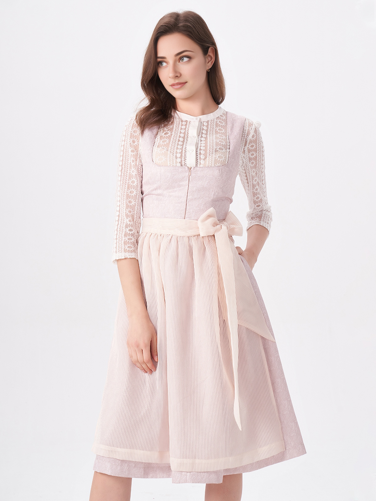 Modernes Dirndl mit hochgeschlossener Spitzenbluse