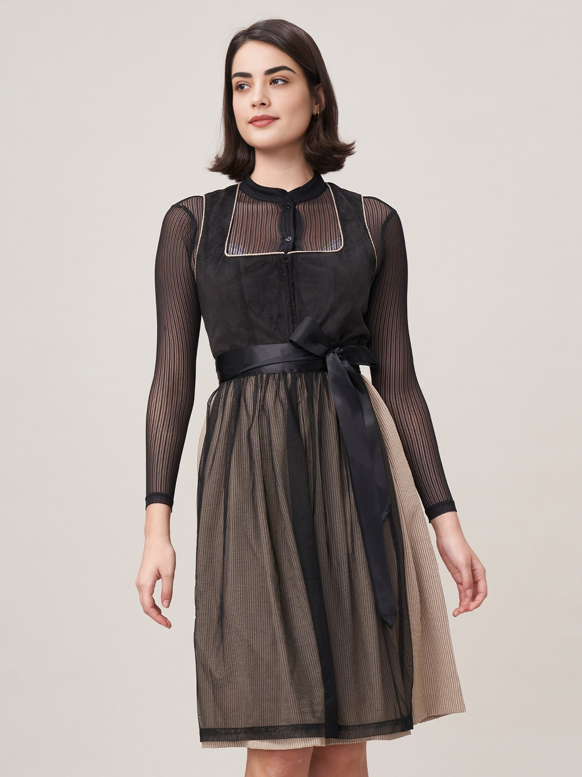 Elegantes schwarzes Dirndl mit raffiniertem Ausschnitt
