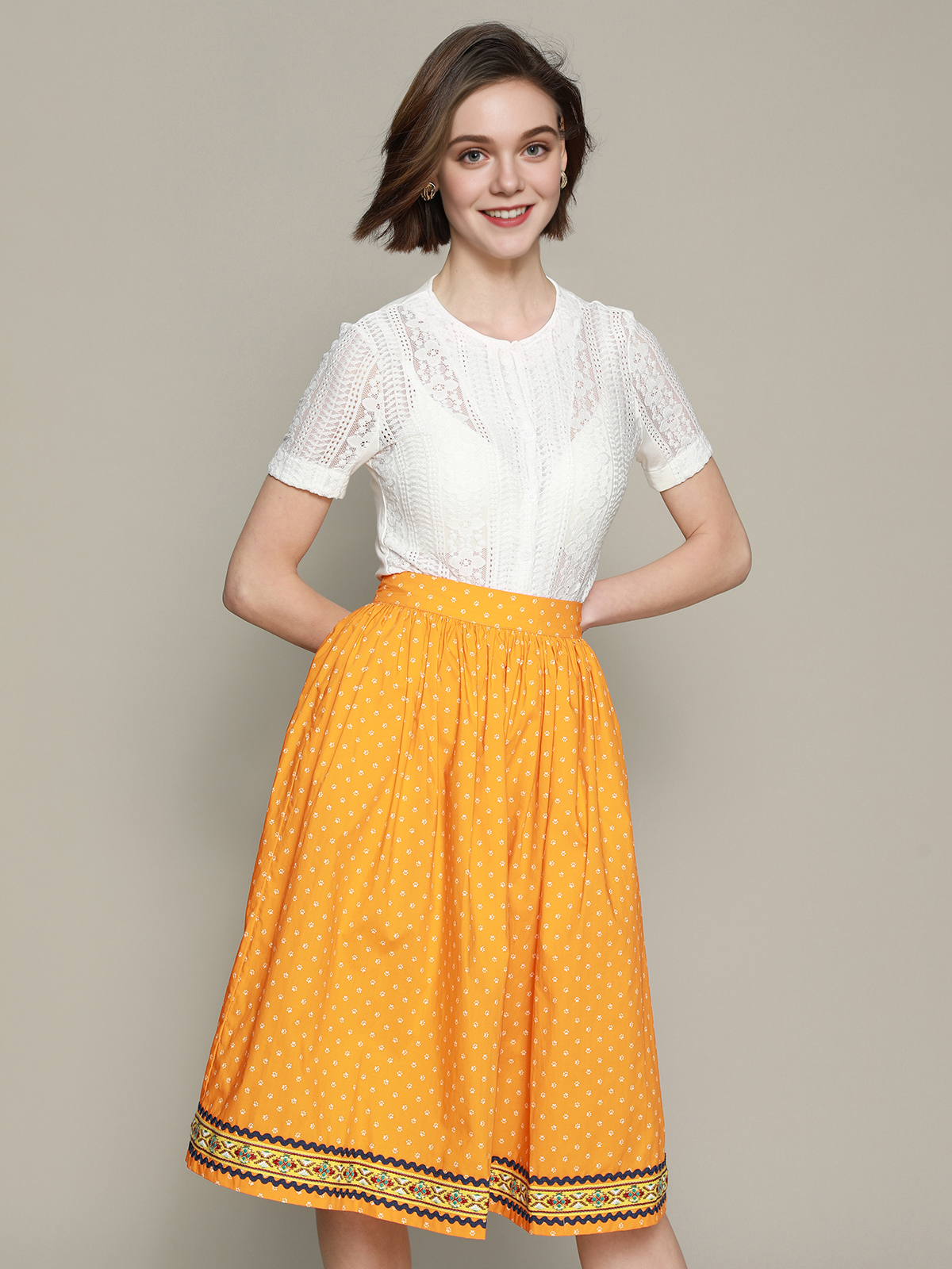 Dirndlbluse mit V-Ausschnitt in Gelb
