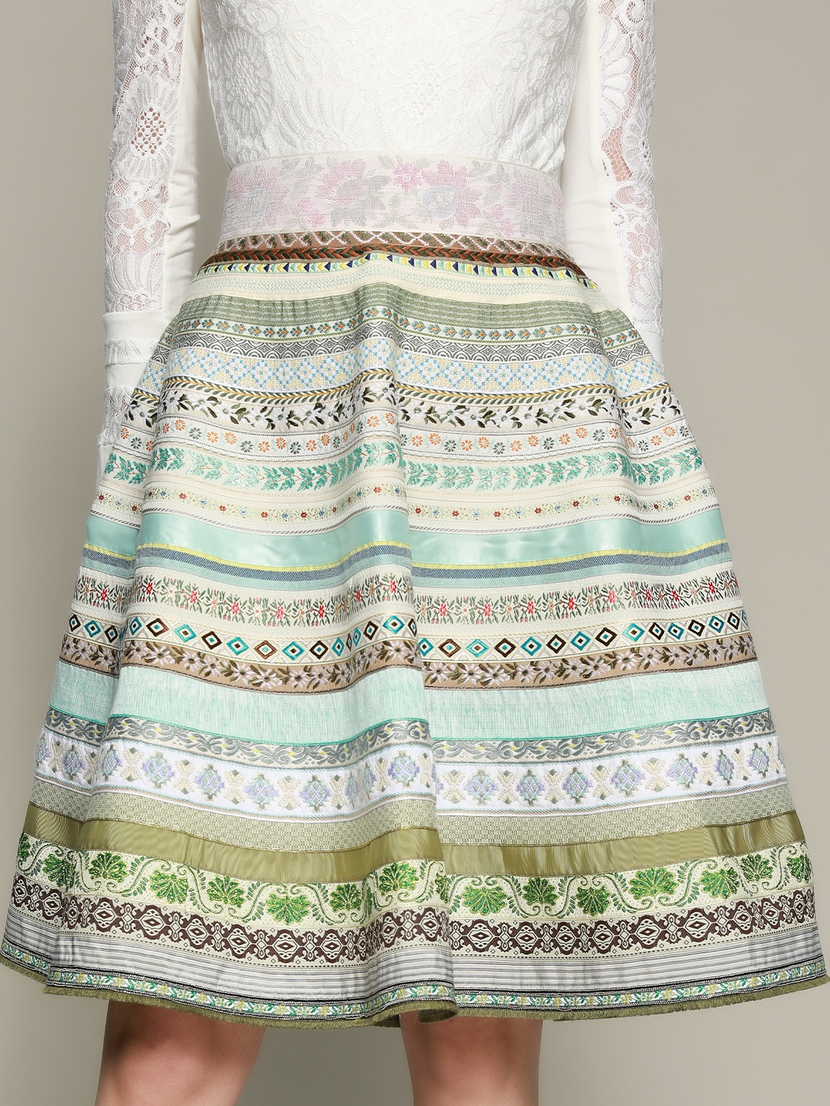 Traditionelles Dirndl mit grünem Rock und floraler Schürze