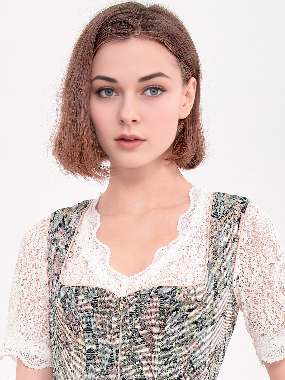 Elegantes Dirndl mit langarm Bluse