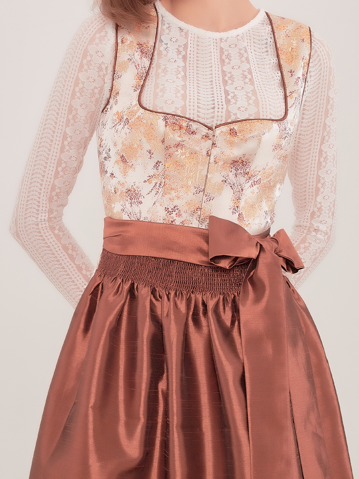 Ein elegantes schwarzes Dirndl mit goldener Stickerei