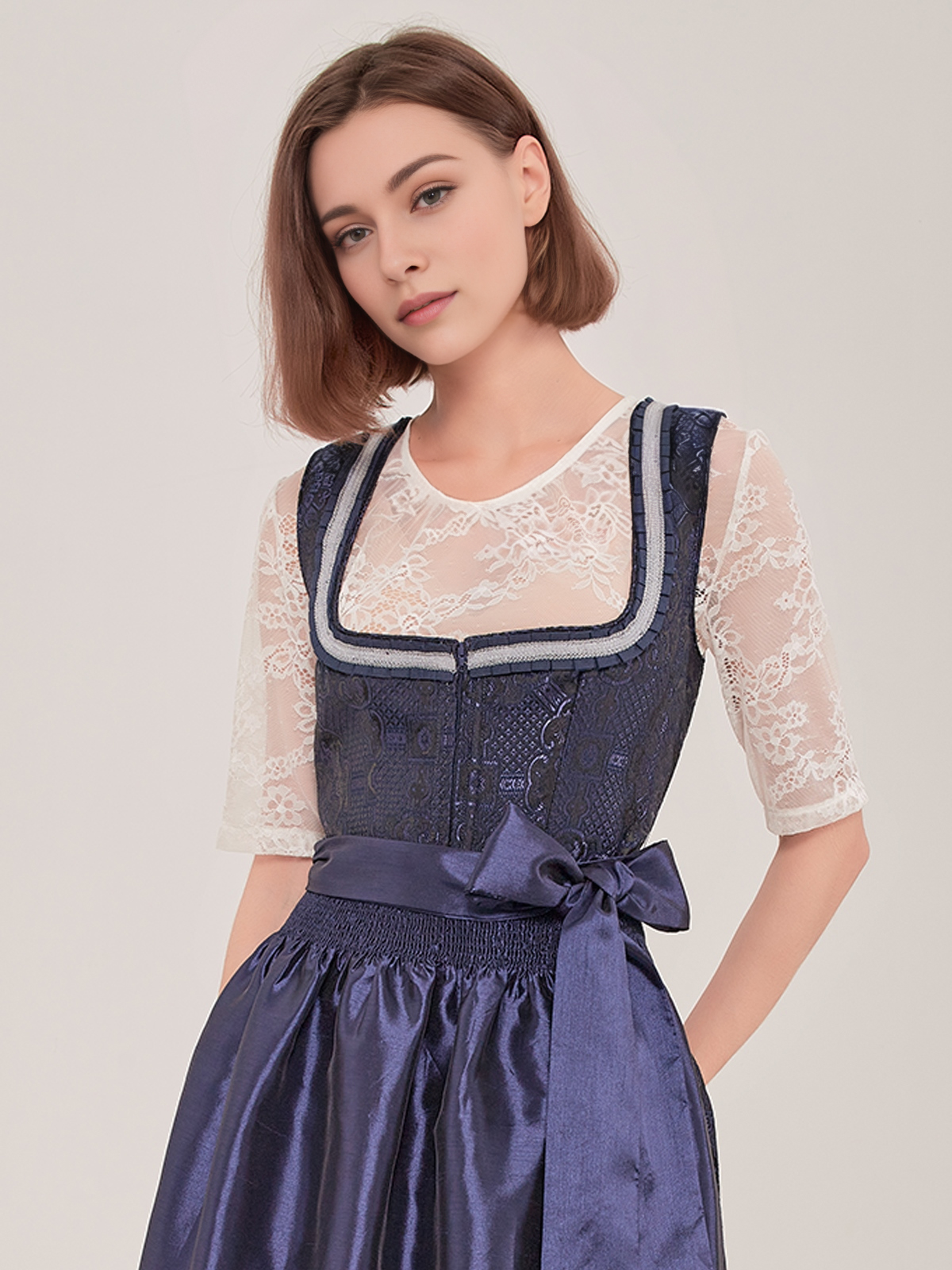Dirndlbluse schwarz hochgeschlossen