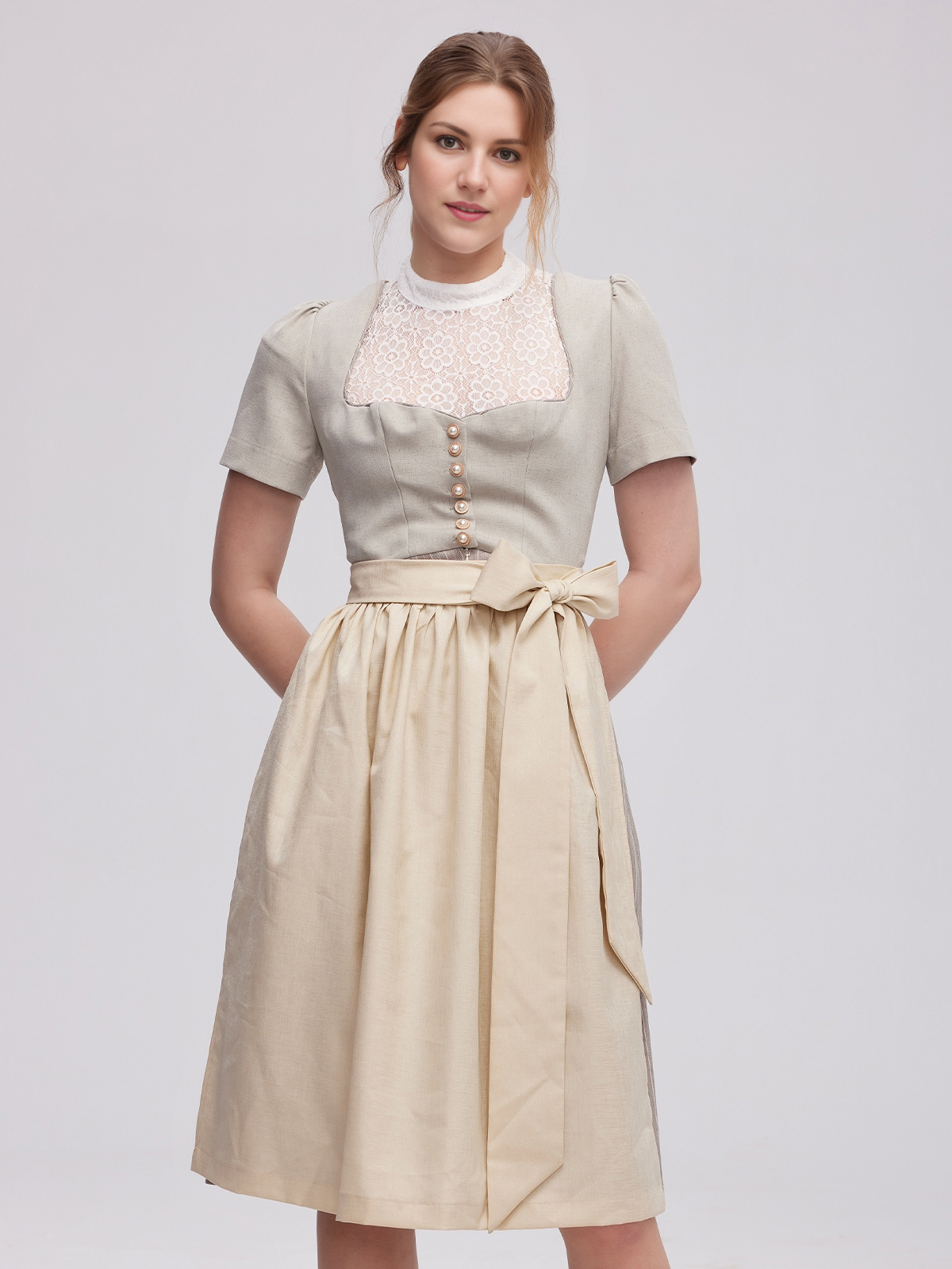 Graues Dirndl mit eleganter Schürze