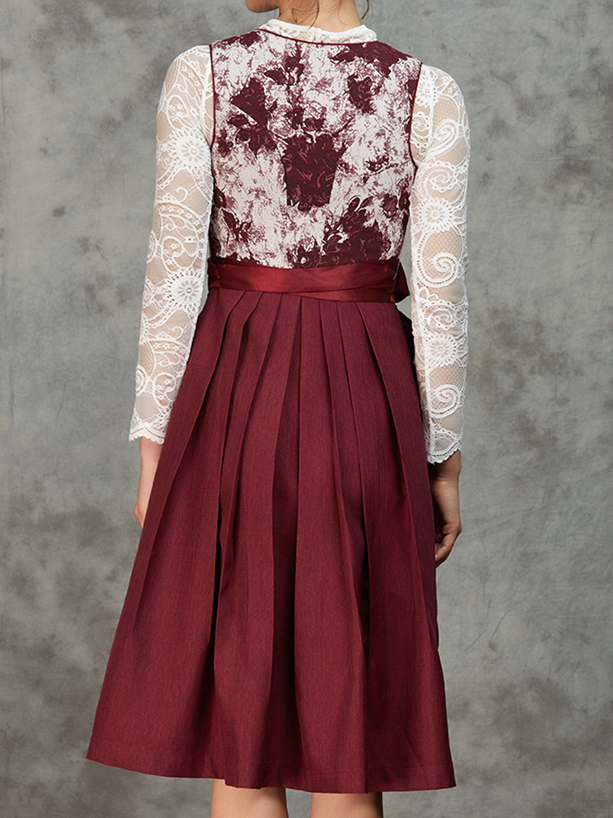 Dirndl in Rot – Elegant und traditionell