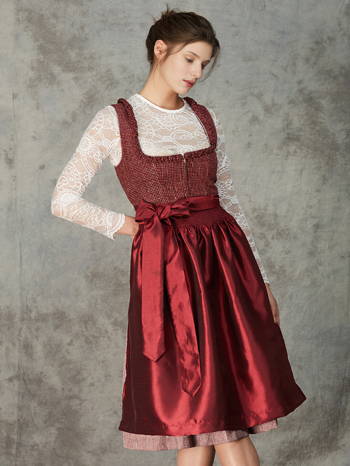 Dirndl mit großem Ausschnitt in Rot