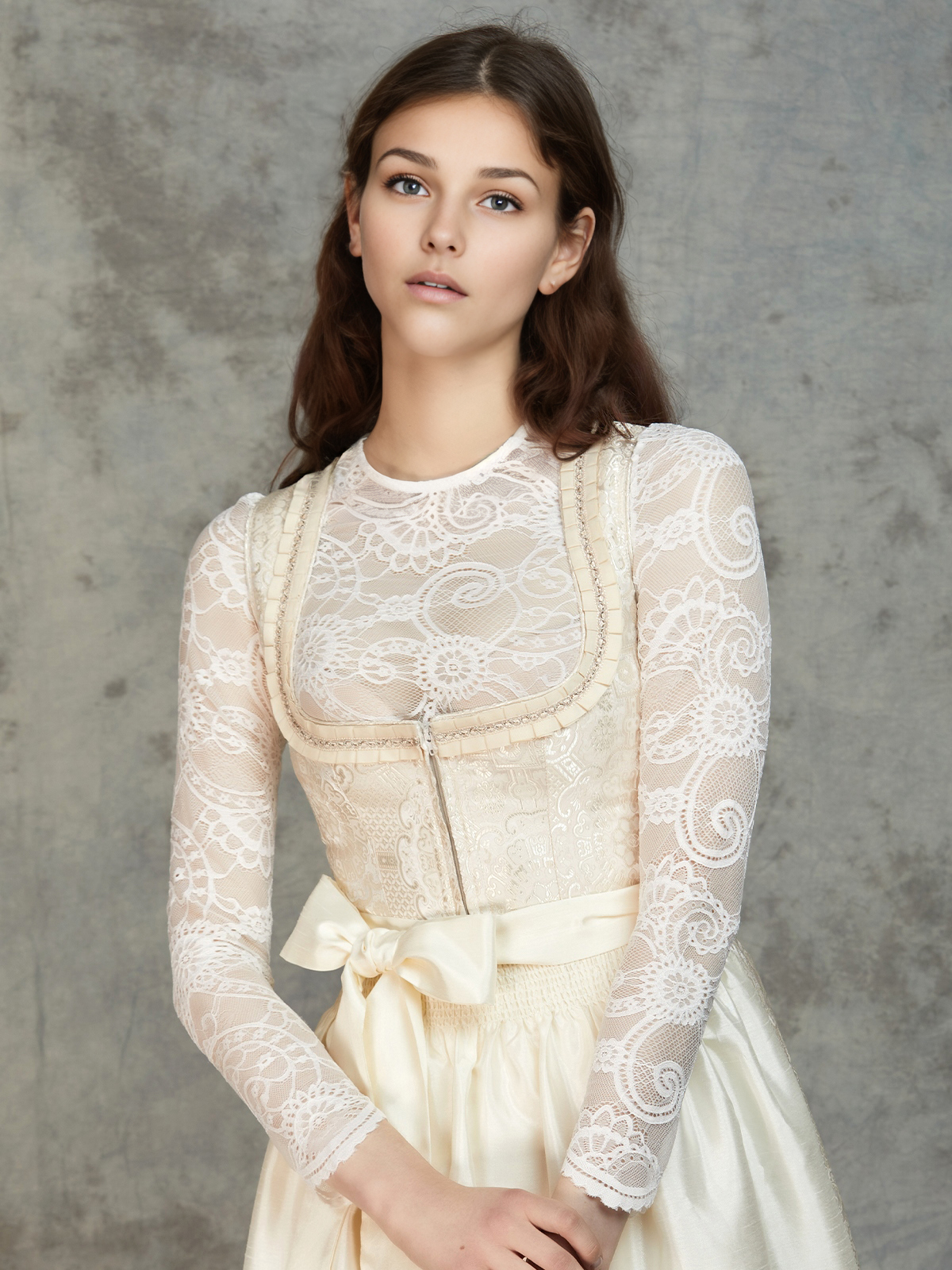 Dirndl in Weiß mit traditioneller Stickerei