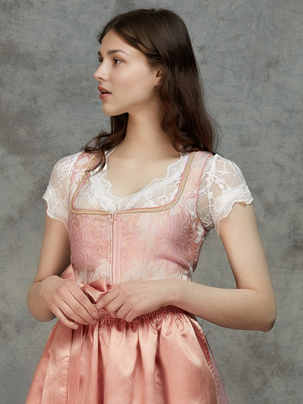 Modernes Dirndl in Lachsfarben
