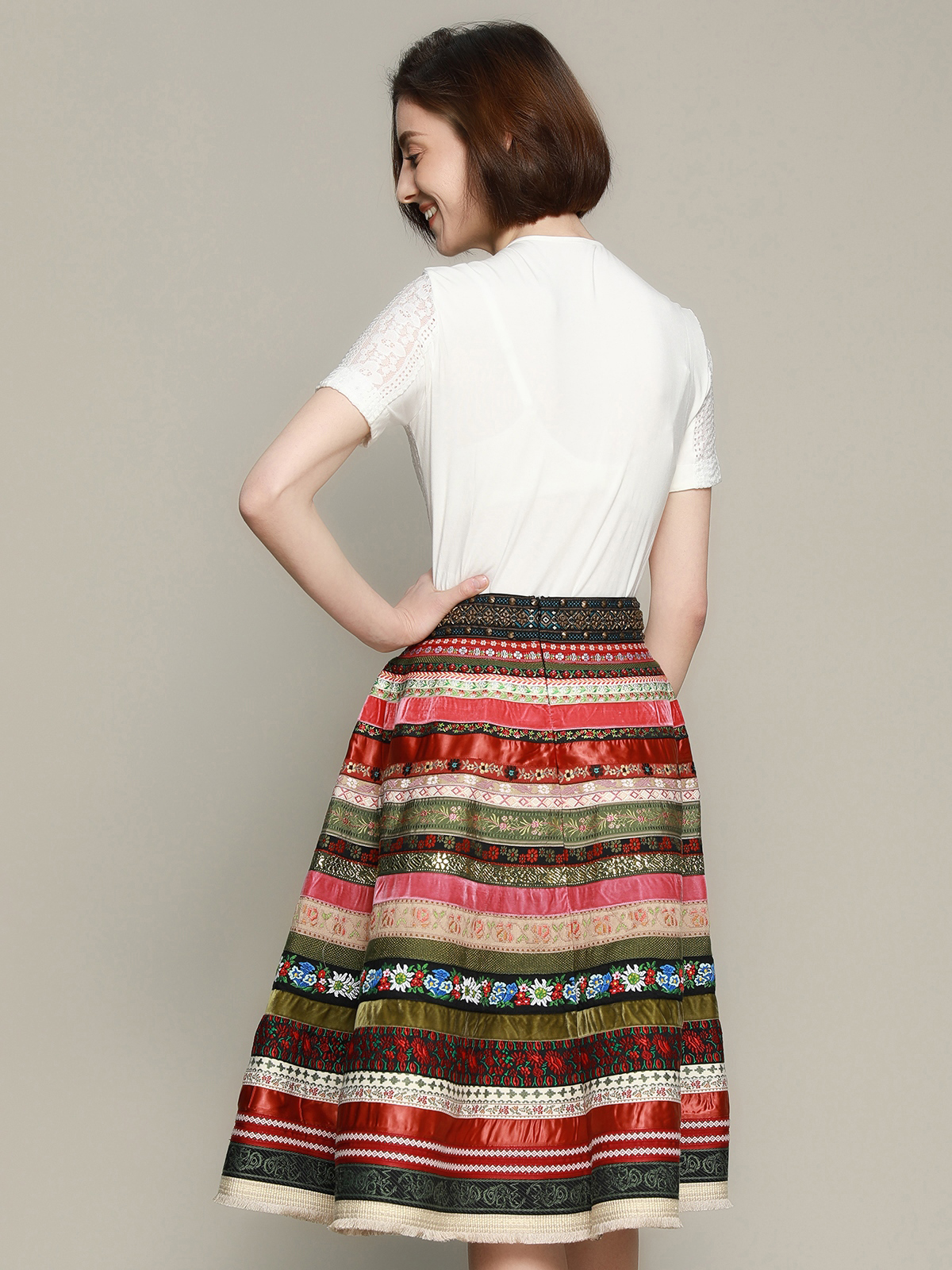 Dirndl in Rot – Tradition trifft auf Farbe