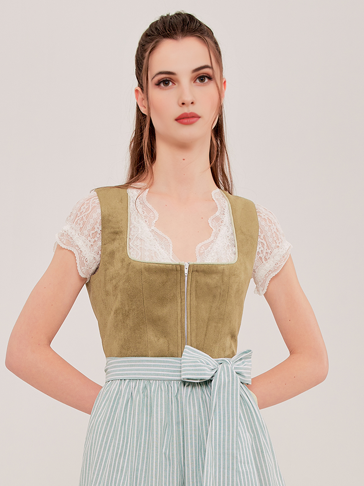 Ein stilvolles grünes Mini Dirndl mit traditionellen Details