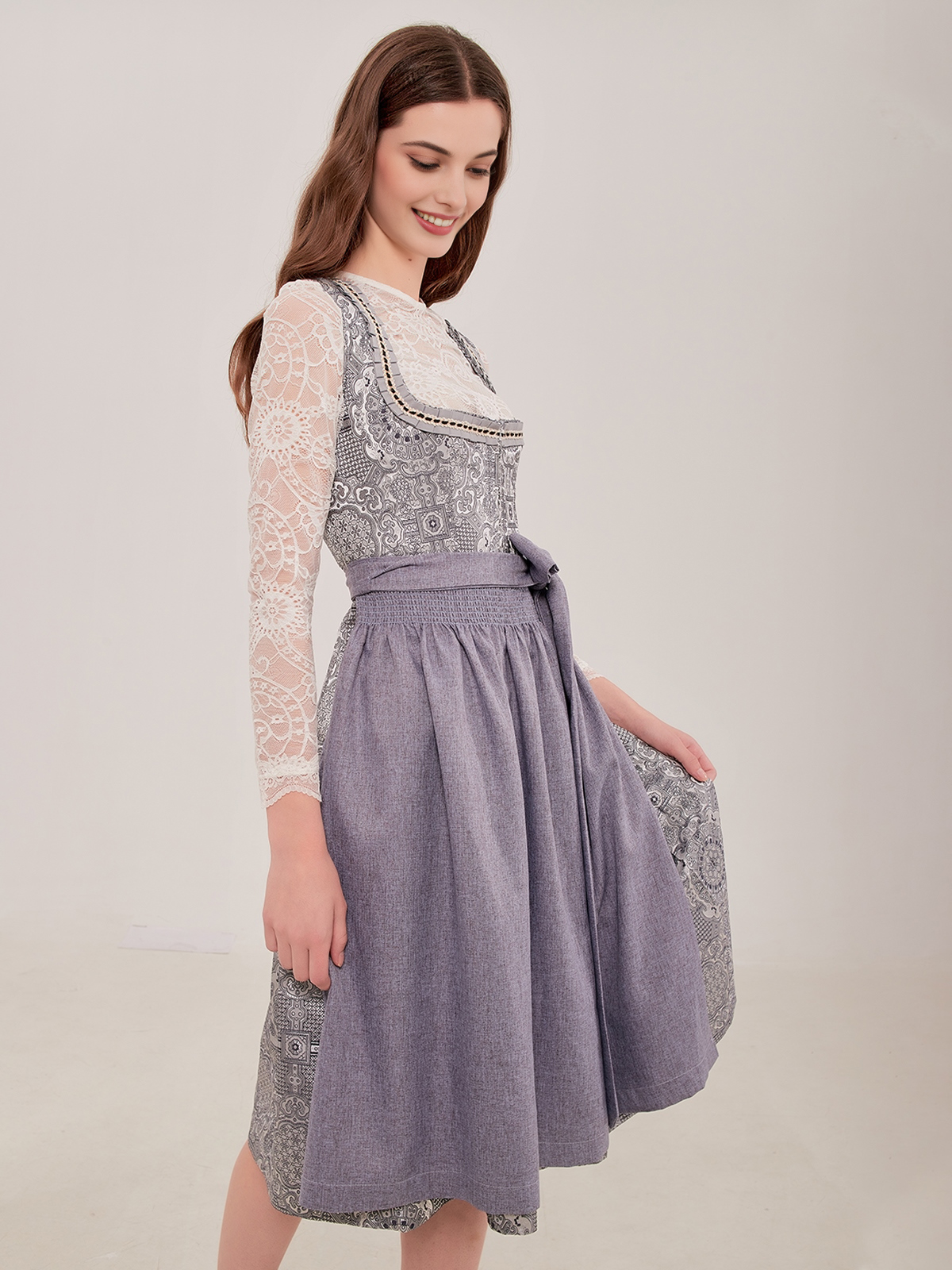 Dirndl Bluse Ärmellos in Grau