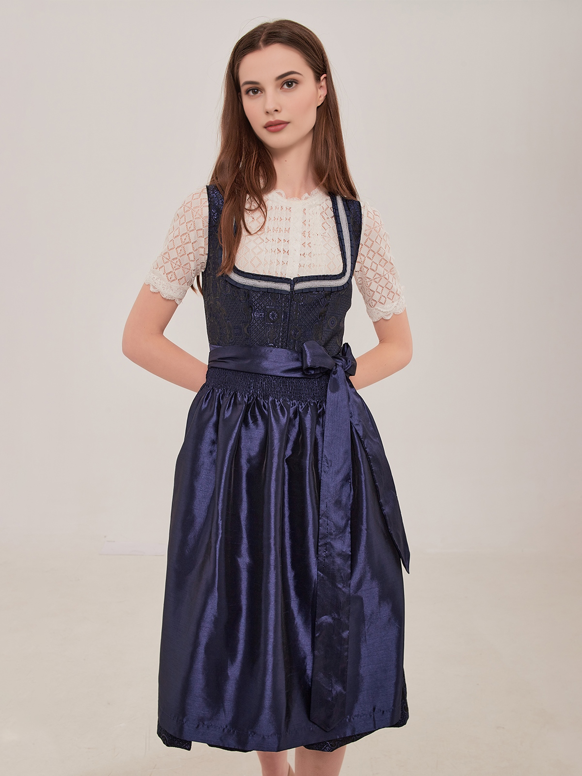 Elegantes blaues Dirndl für festliche Anlässe