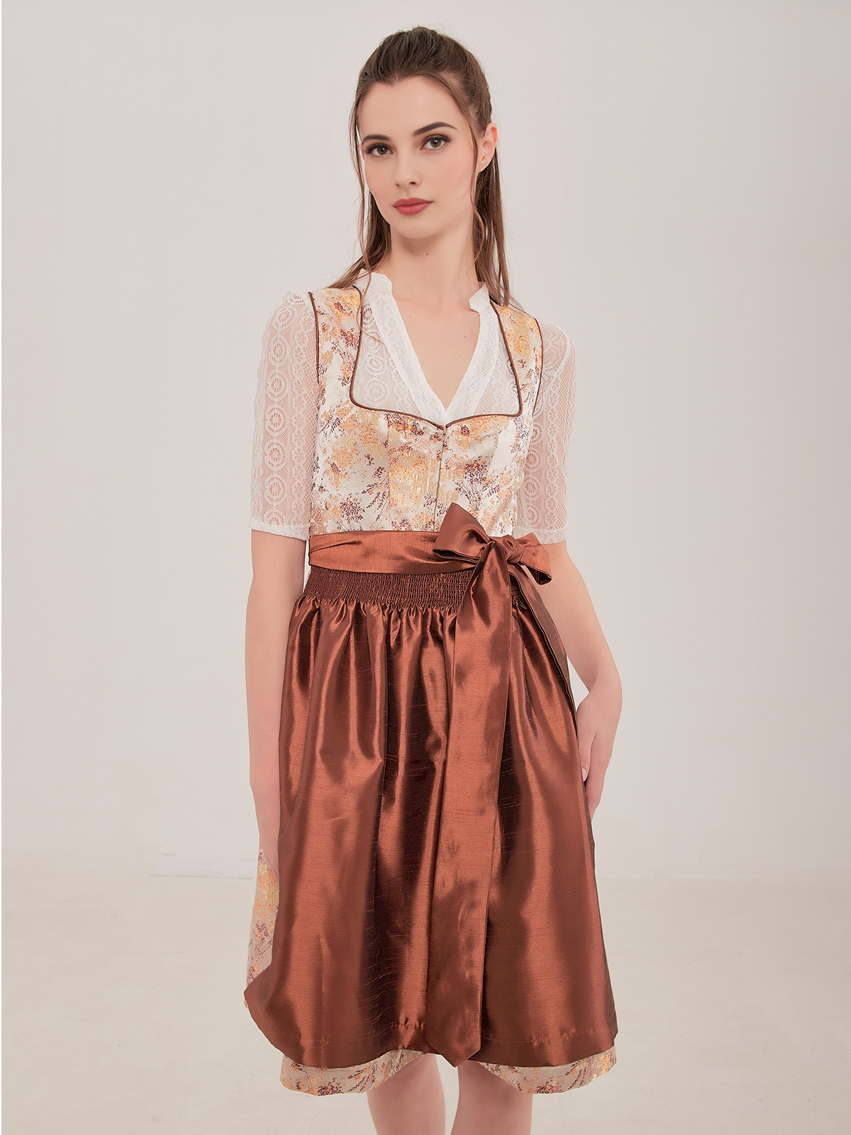 Modernes gelbes Midi-Dirndl mit floralen Details