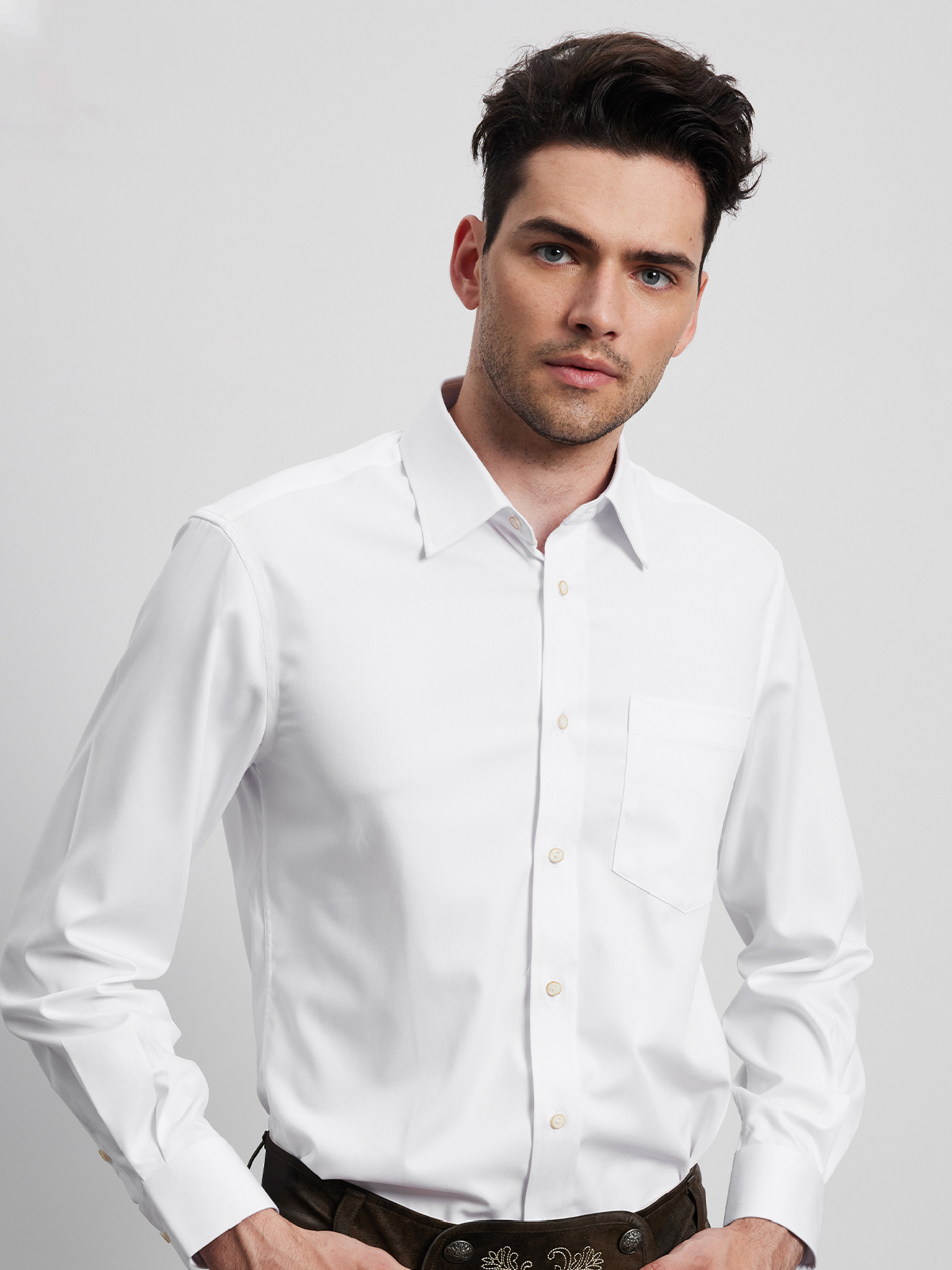 Elegante weiße Bluse zum Dirndl