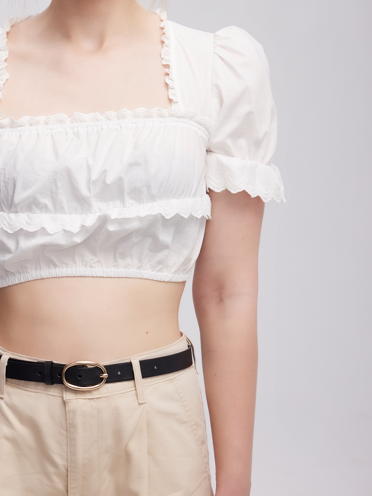 Modernes Dirndl mit figurbetonter Taille und leichter Bluse
