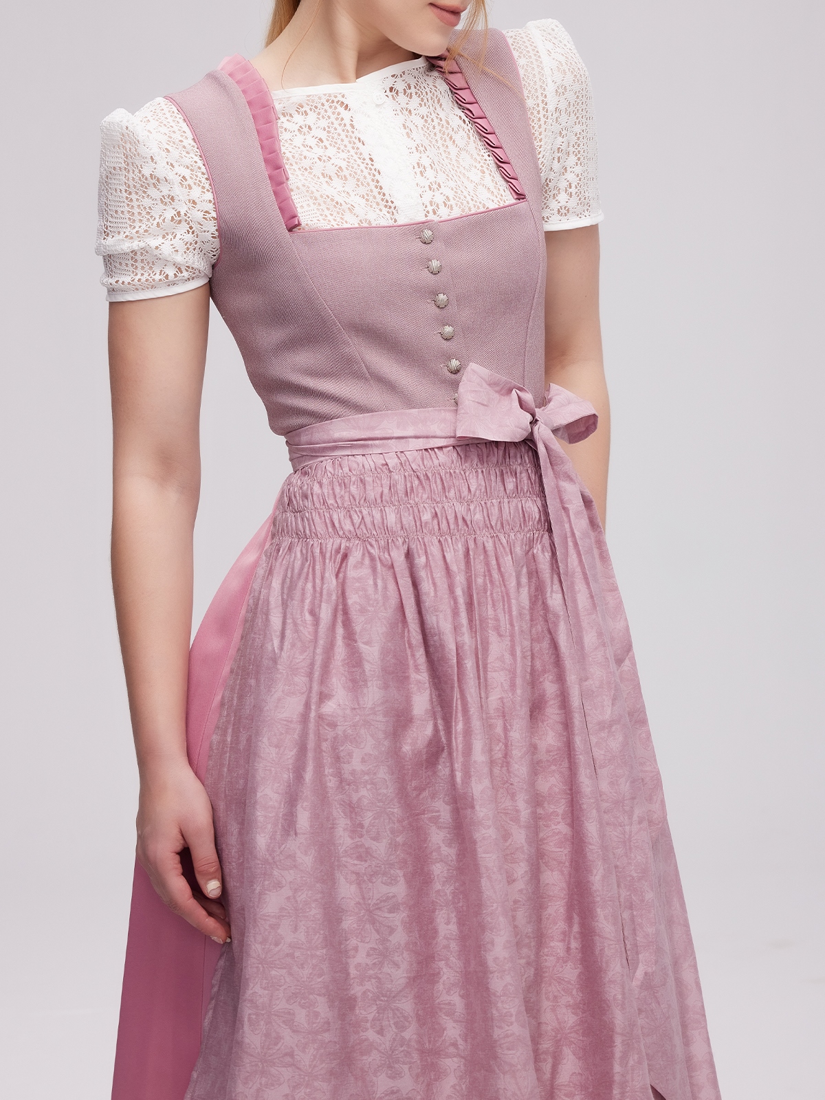 Modernes lila Dirndl mit femininem Schnitt