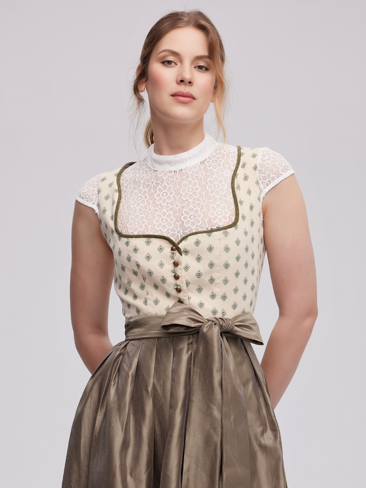 Modernes Dirndl in Gelb mit schlankem Schnitt