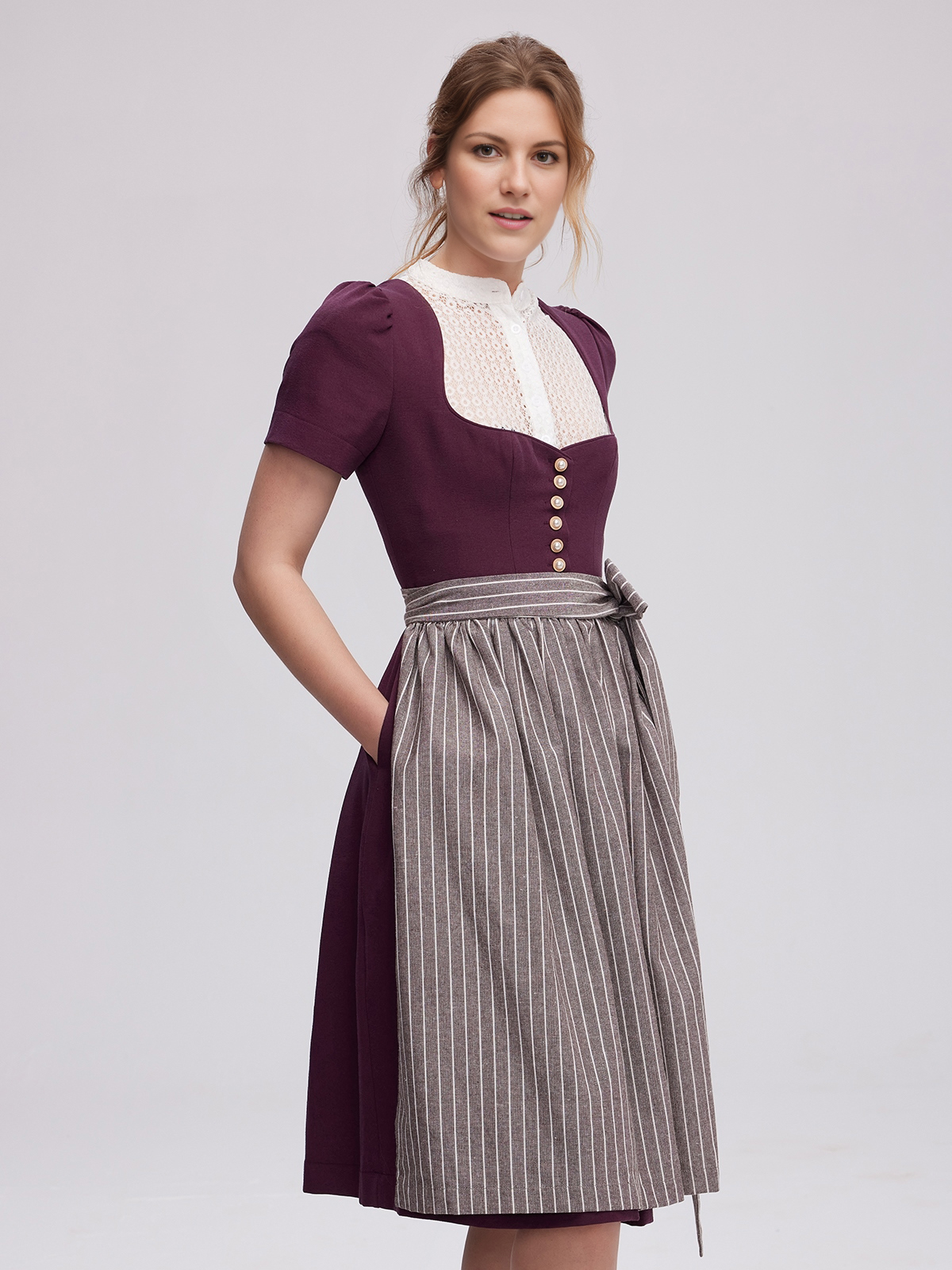 Dirndl Styling mit lila Dirndl und weißer Bluse