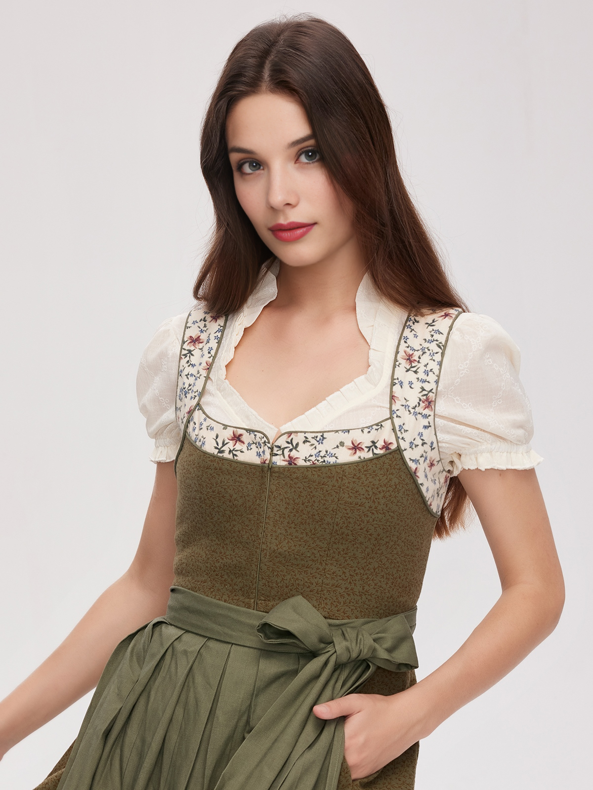 Modernes Dirndl mit Herzausschnitt