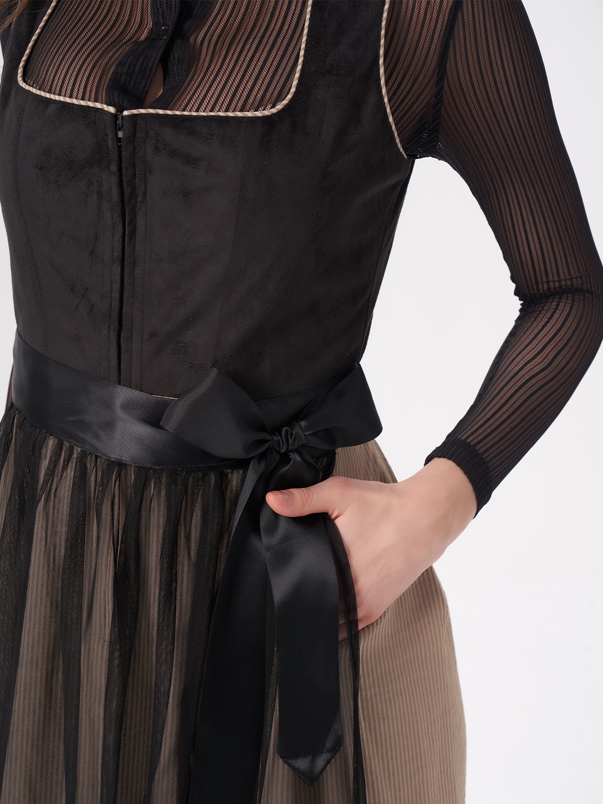 Ein schwarzes Dirndl mit raffinierten Details