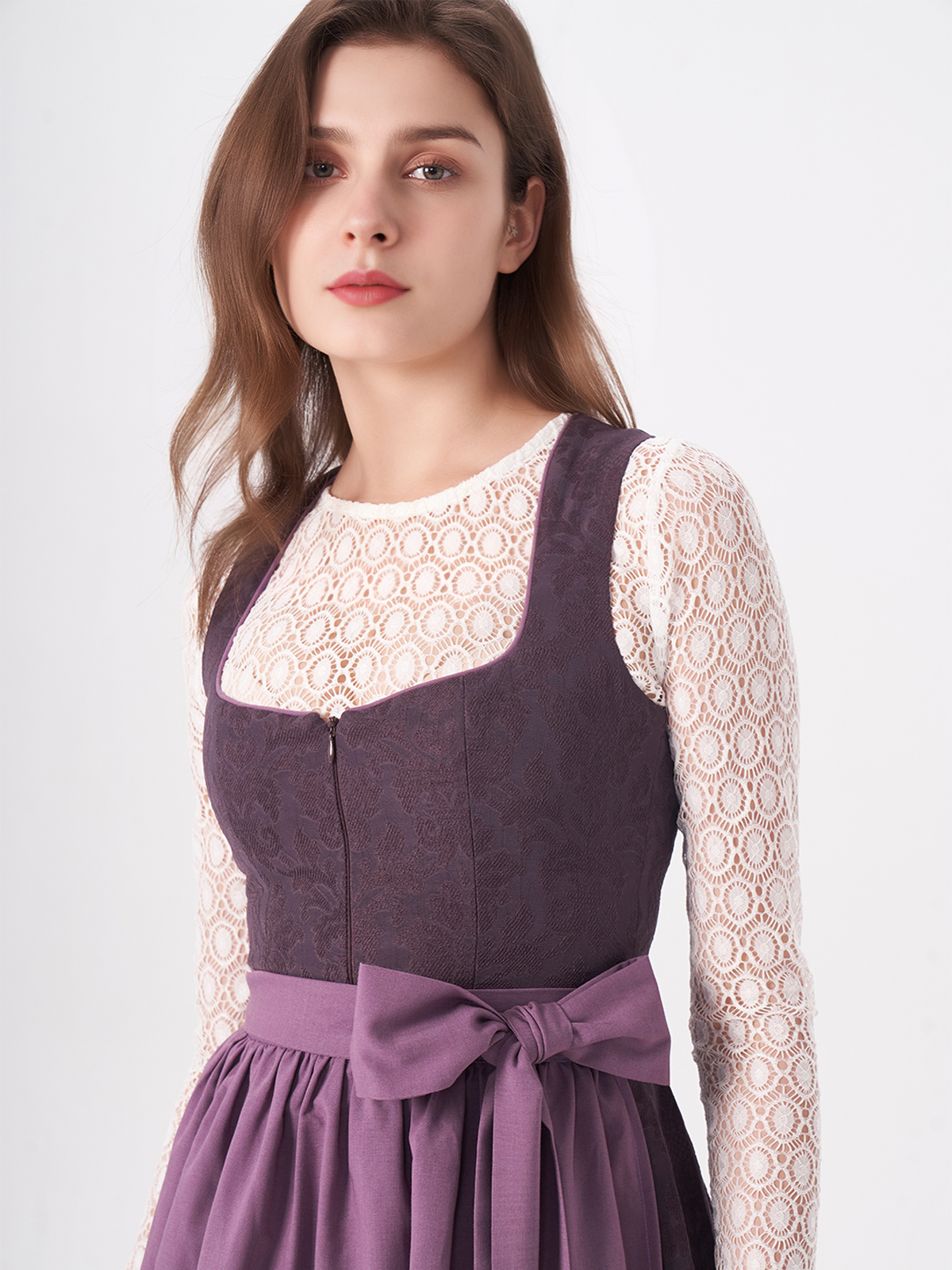 Lila Dirndl mit eleganter Bluse