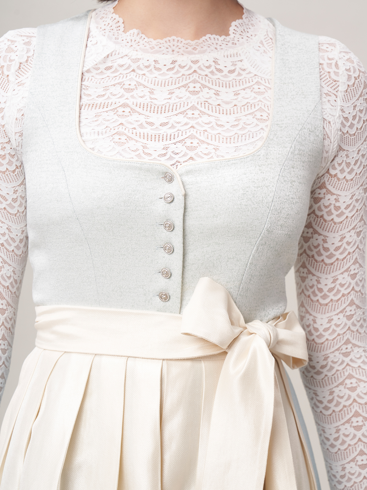 Dirndl in Blau mit eleganter Bluse