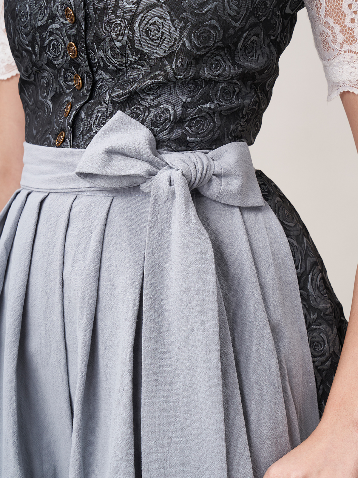Dirndl in eleganter Farbkombination