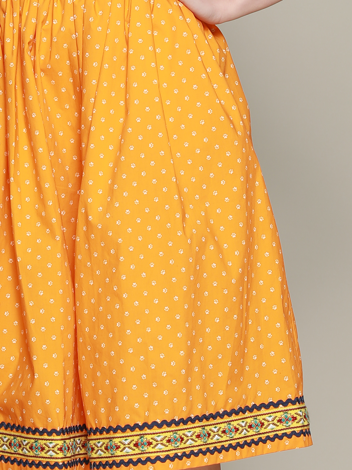 Dirndl in Gelb mit schwarzer Schürze
