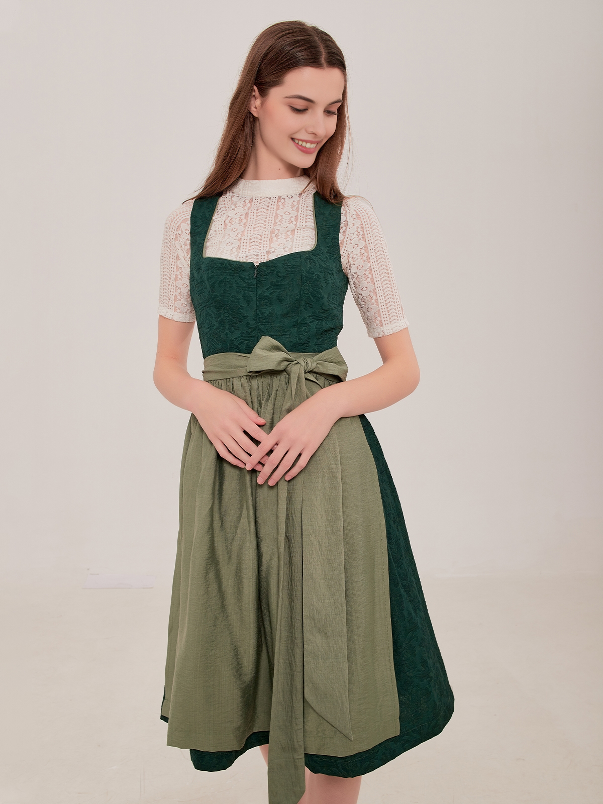 Dirndl-Kollektion – Passend zum dunkelblauen Herrenhemd