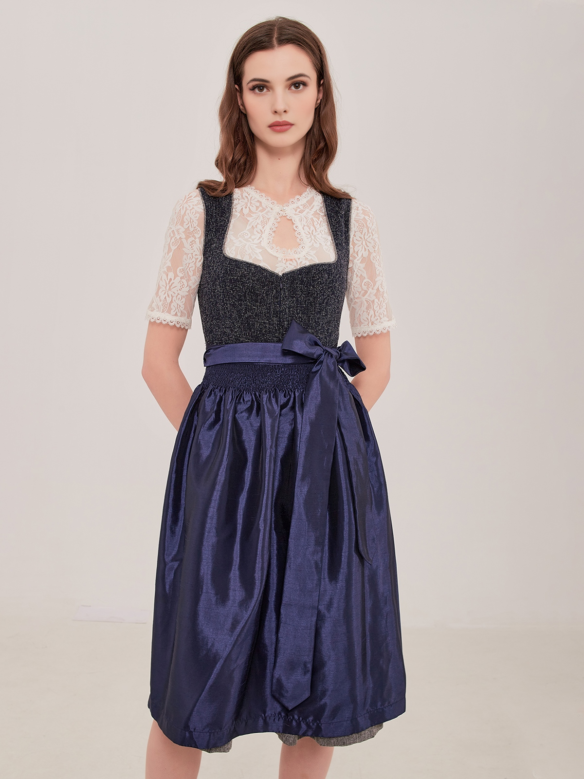 Dirndl orange samt in eleganter Pose