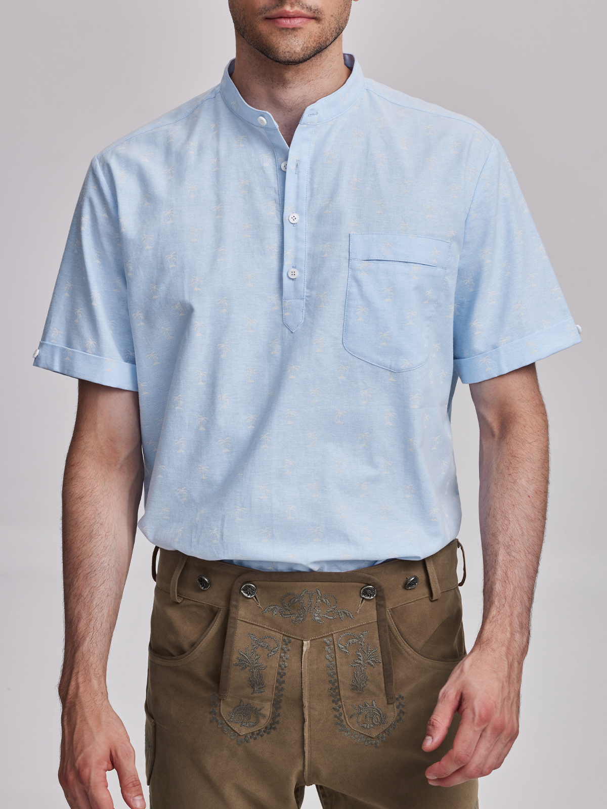 Modernes Dirndl mit blauer Bluse