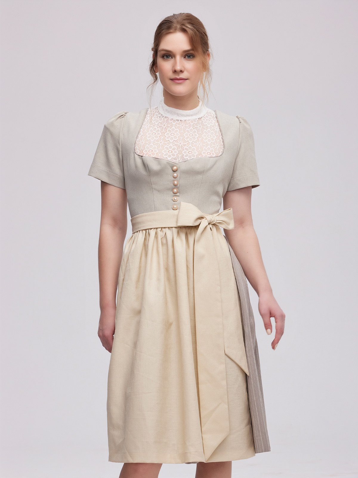 Ein graues Wildleder Dirndl mit eleganter Schürze und femininem Schnitt