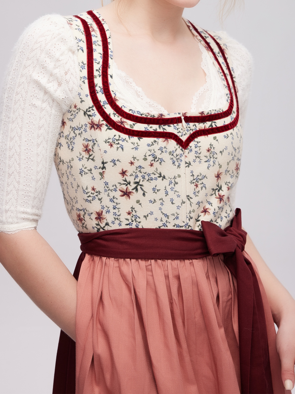 Dirndlbluse 2024 in Rot mit Puffärmeln