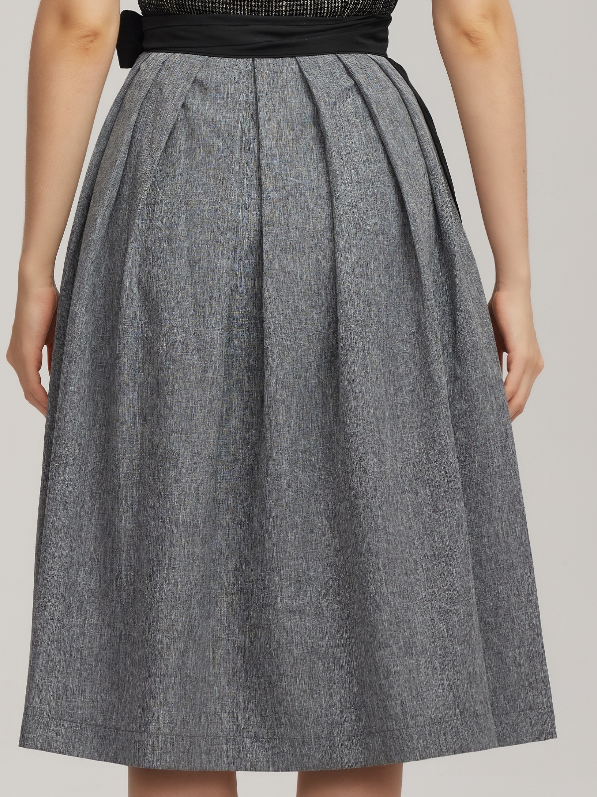 Grau Dirndl mit modernem Styling