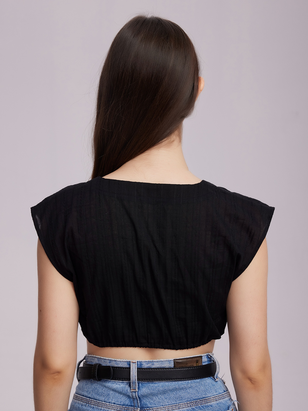Elegantes schwarzes Dirndl mit weißer Bluse