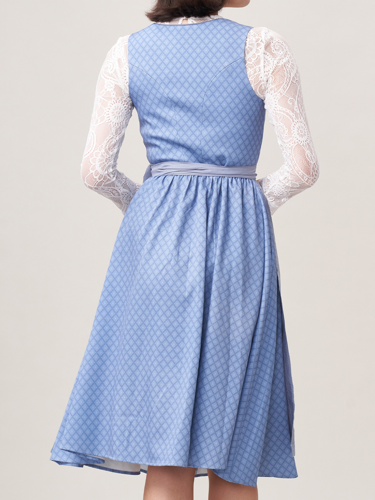 Modernes blaues Dirndl mit floraler Schürze