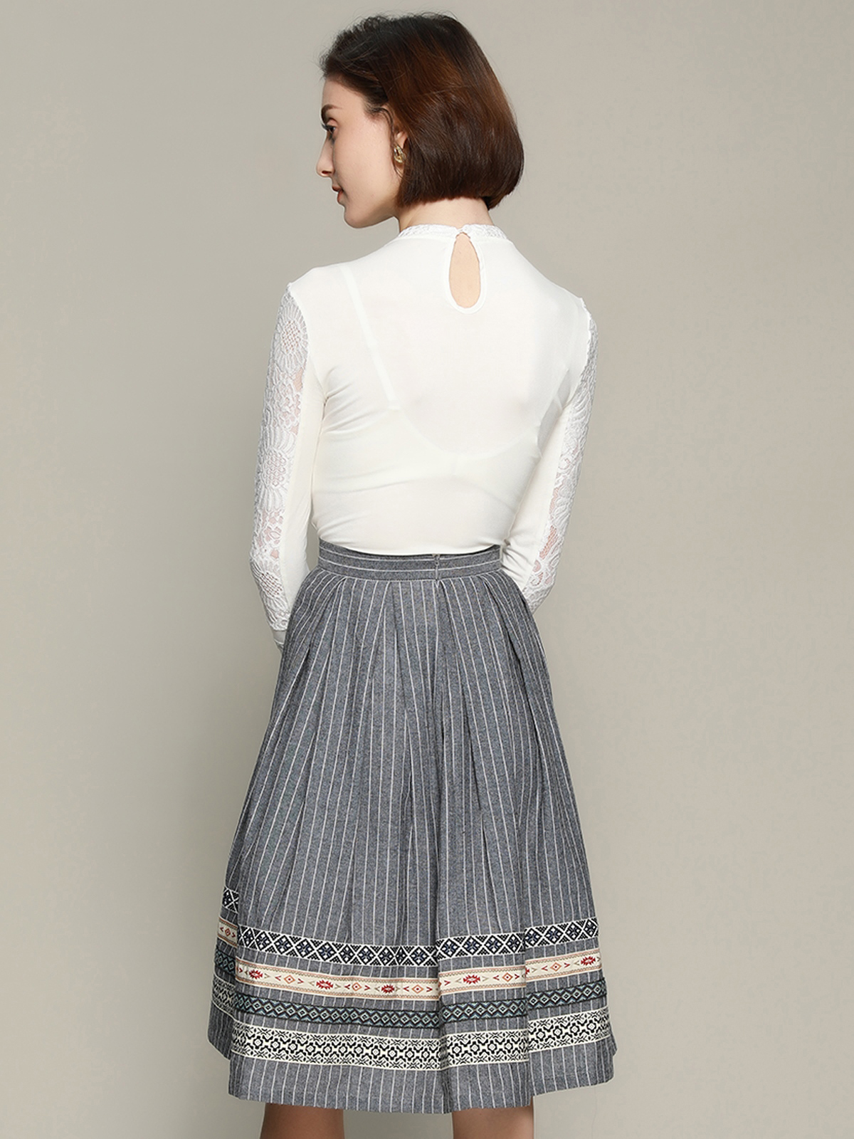 Modernes Dirndl in frischem Grün mit floralen Applikationen